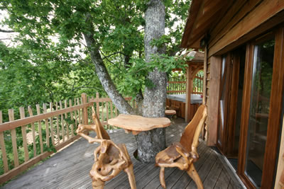La terrasse de la cabane spa dans les arbres Périgord