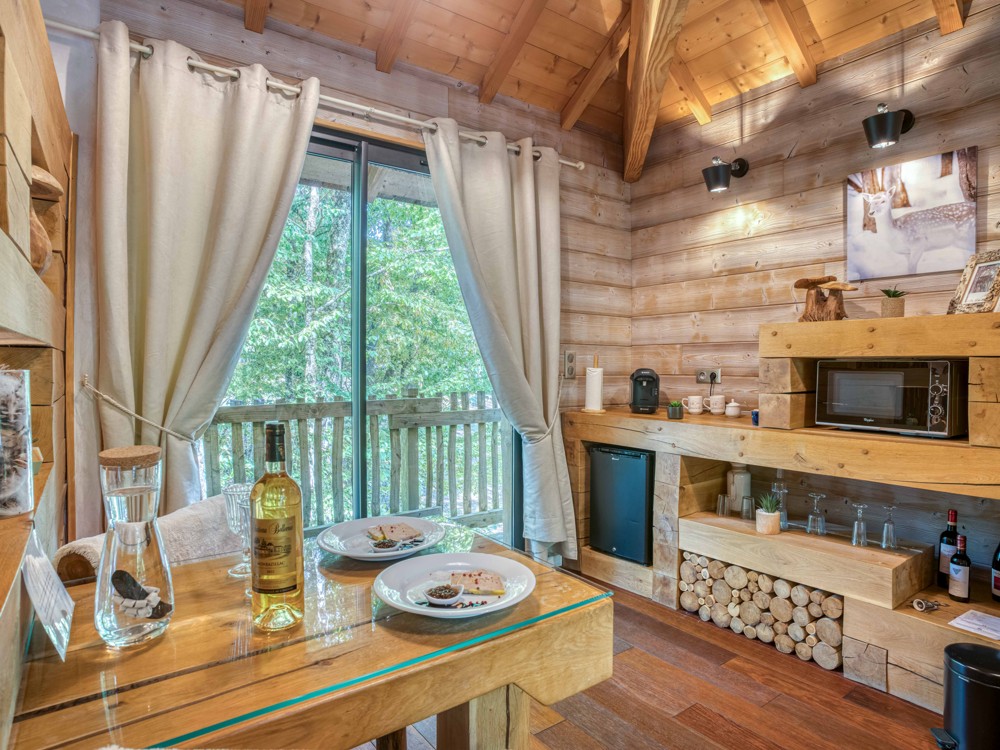 Le coin repas dans le séjour de la cabane Pyrénées