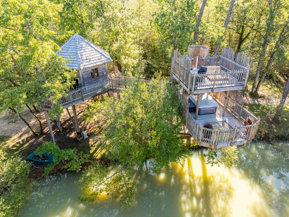Le spa suspendu de la cabane Sarlat