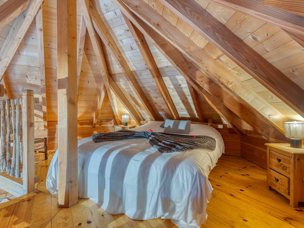 Le lit double sur la mezzanie de la cabane Domme