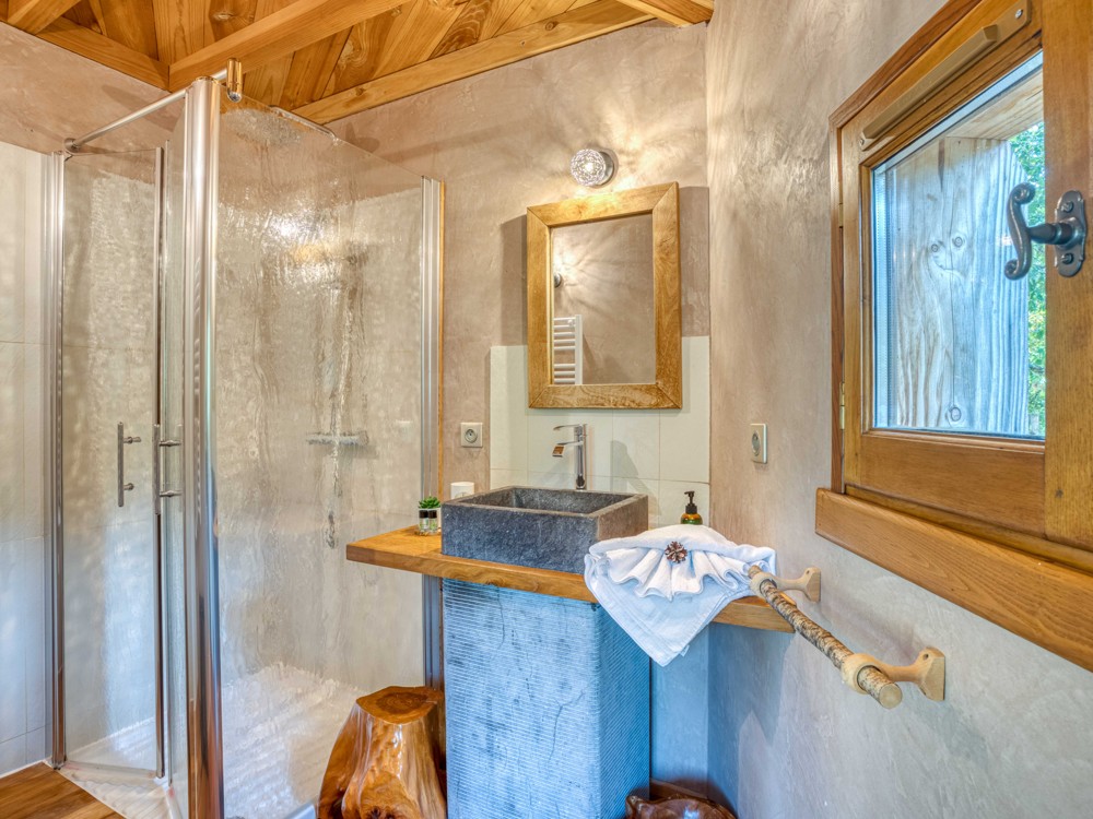 Le lit double sur la mezzanie de la cabane Sarlat