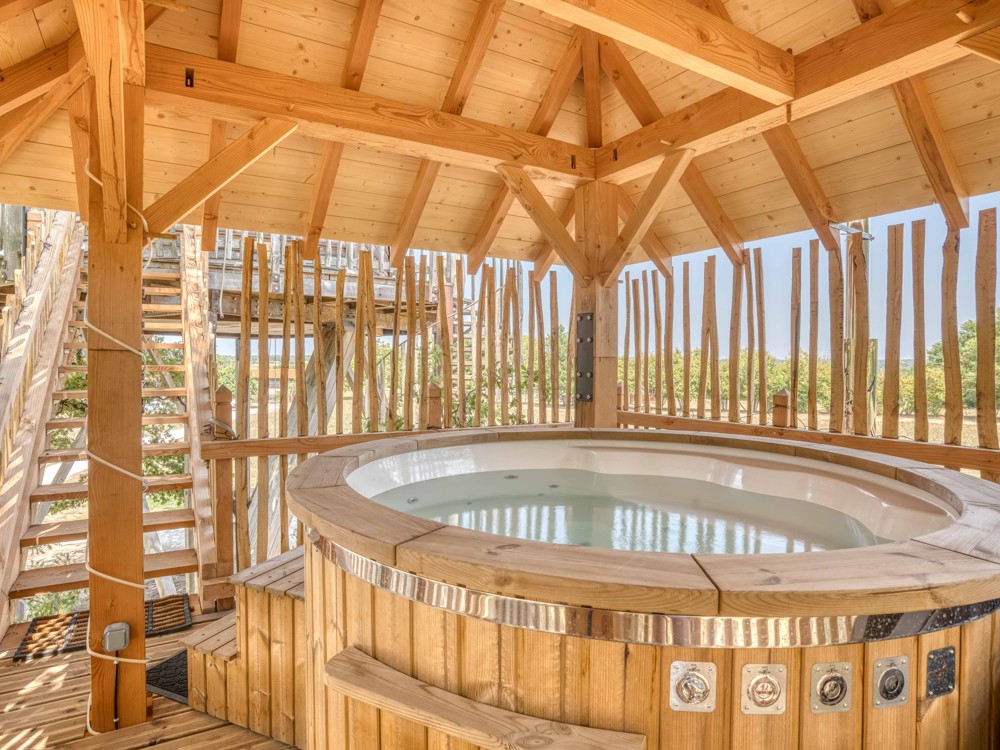 Le lit double de la mezzanine de la cabane Monpazier