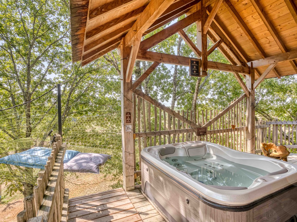 Le spa et le filet suspendu de la cabane Aquitaine