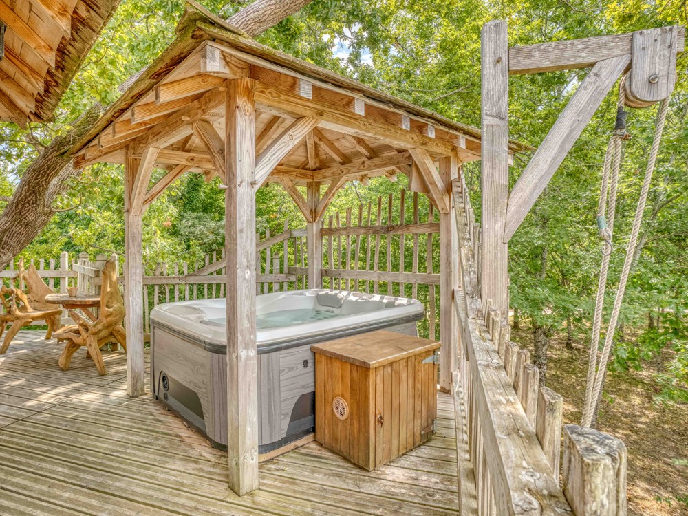 Le spa sur la terrasse de la cabane Périgord