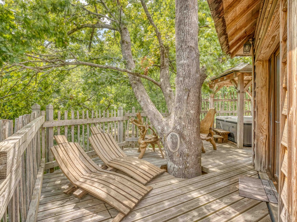 Les transats sur la terrasse de la cabane Périgord