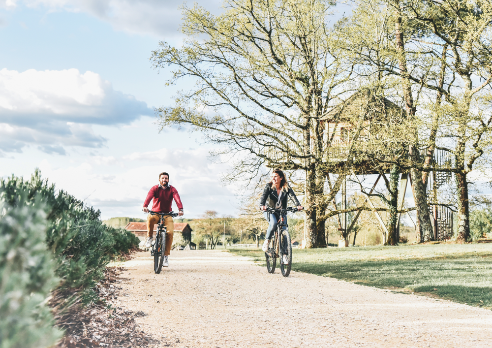 Vélos électriques à disposition aux Cabanes Perchées 
                 dans les Arbres